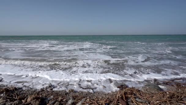 Horizonte Del Mar Muerto Día Soleado Con Olas Estrellándose Orilla — Vídeos de Stock