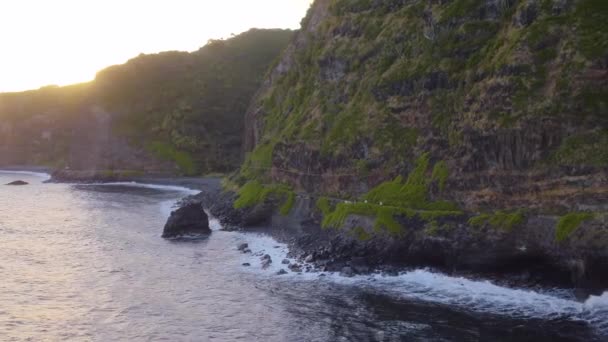 Letecký Pohled Ostrov Maui Jeho Dramatické Pobřeží Během Západu Slunce — Stock video