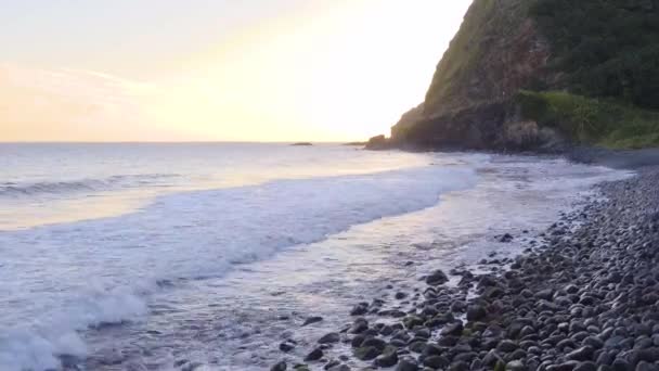 Low Line Ansicht Der Wellen Die Einem Felsigen Ufer Auf — Stockvideo