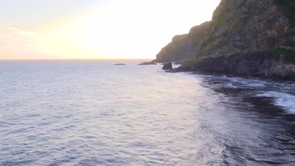Gün Batımında Kayalık Bir Sahilde Dalgaların Kırıldığını Görmek Için Okyanusu — Stok video