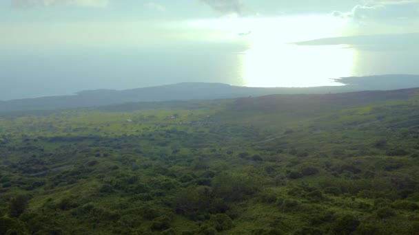 ハワイ島の空中からの眺めマウイ島と緑豊かな丘陵地帯 — ストック動画