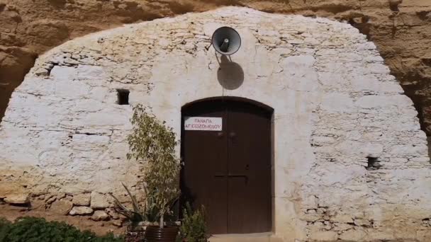 Молодая Девушка Подходит Двери Пещерной Церкви Агоис Созоменос Кипре Европа — стоковое видео