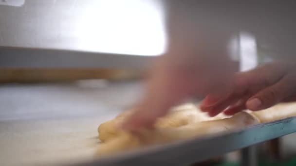Крупный План Делает Хлеб Пекарне Пекарь Выкатывает Нити Теста После — стоковое видео