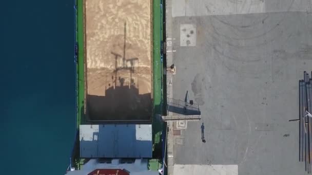 Upp Och Ner Drönare Visar Längden Ett Vetefyllt Lastfartyg — Stockvideo