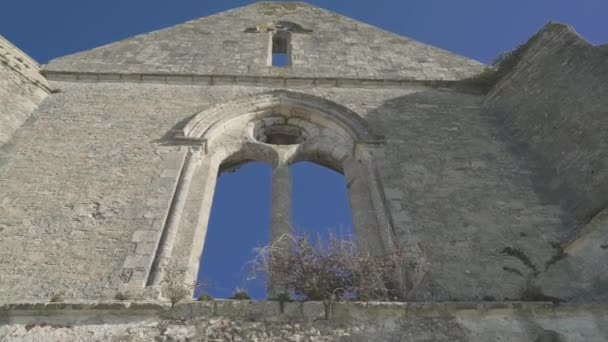 フランスの歴史的な修道院のアーチ窓のある石の壁の閉鎖 — ストック動画