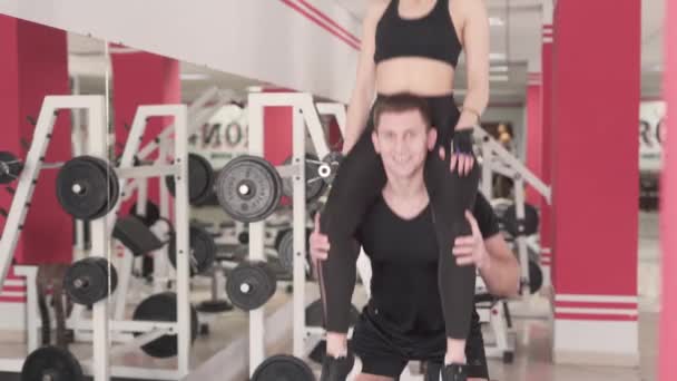 Ett Atletiskt Gulligt Ungt Par Tränar Ett Gym Tillsammans Mannen — Stockvideo