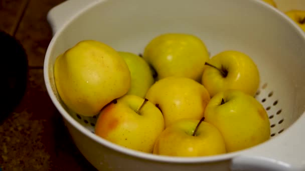 Acht Gele Appels Witte Vergiet Langzaam Schuifschot — Stockvideo