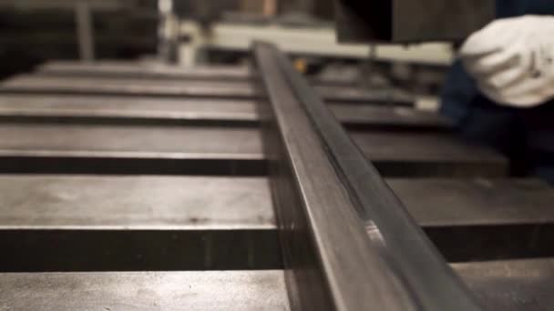 Arbeiter Metallfabrik Legt Eine Metallstange Auf Eine Andere Nahaufnahme Man — Stockvideo