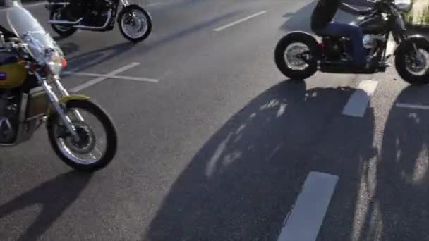 Siluetas Motos Pesadas Cruzando Una Gran Calle Atardecer Iluminación Frontal — Vídeos de Stock