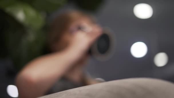 Cangkir Kopi Datang Fokus Yang Diletakkan Sofa — Stok Video