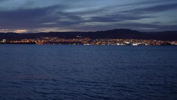 Mittlere Aufnahme Von Eilat Den Späten Abendstunden Mit Kleinen Wellen — Stockvideo