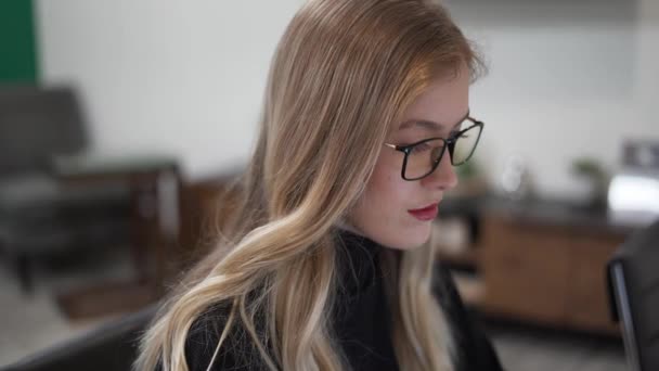 Woman Taking Her Glasses Her Office — Vídeo de stock