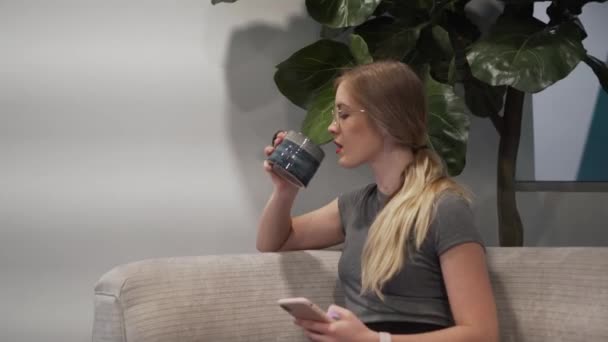 Vrouw Nippen Van Koffie Sms Cafe — Stockvideo