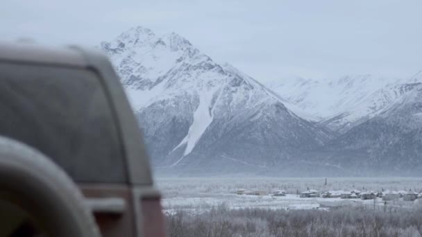 Reveal Anchorage Mountains Alaska Hind Snow Cover Car Adventure Concept — стокове відео