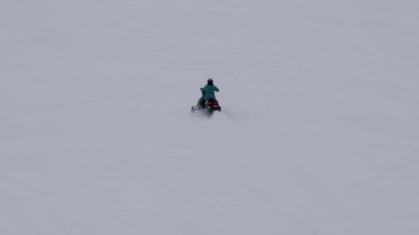 Moto Nieve Viajando Sobre Nieve Fresca Rastreo Aéreo Disparado Alaska — Vídeos de Stock