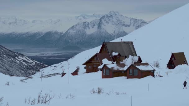 Nevado Cubierto Hatcher Pass Esquiador Viajando Hacia Lodge Cámara Lenta — Vídeos de Stock