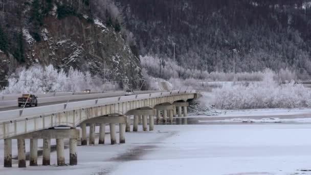 Autos Fahren Über Eine Brücke Über Den Zugefrorenen Fluss Anchorage — Stockvideo