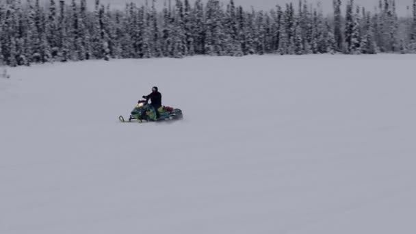 Jinete Motos Nieve Viaja Grupo Personas Que Esperan Anchorage — Vídeos de Stock