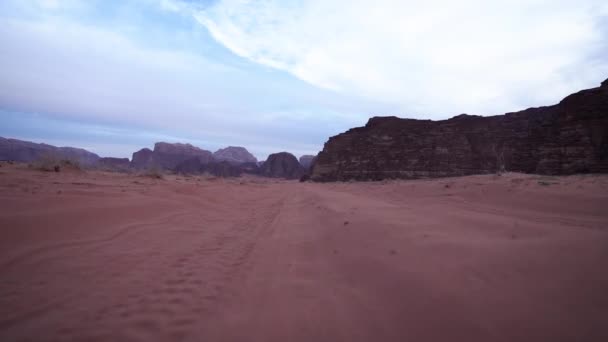 Disparo Cámara Ángulo Bajo Que Mueve Por Carretera Arena Desierto — Vídeos de Stock