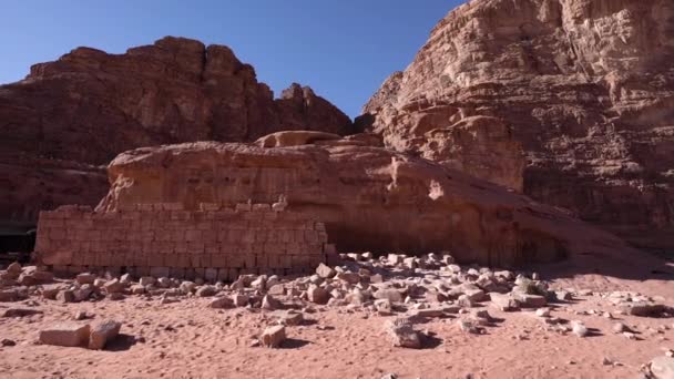 Rozbitá Kamenná Zeď Blízkosti Rocky Hill Rum Wadi Horami Pozadí — Stock video