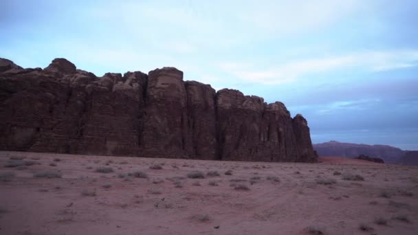 Panoramatický Záběr Pouštní Kaňon Wadi Rum Pískem Horami Bílými Mraky — Stock video