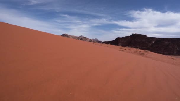 Walking Downhill Sand Dune Mountains Sand Grass Viditelný Pozadí — Stock video