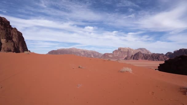 Procházka Písečné Duně Poušti Wadi Rum Během Jasného Dne — Stock video