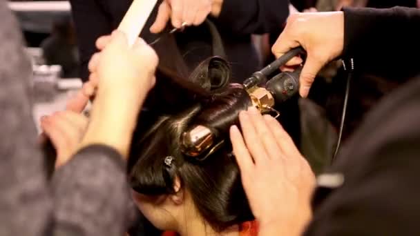 ファッションショーでモデルのヘアバックステージを結合し カールプロのヘアスタイリスト — ストック動画