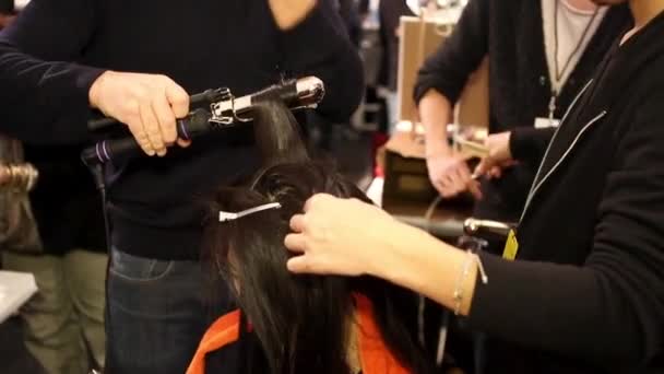 Профессиональные Парикмахеры Расчесывают Волосы Модели Кулисами Показе Мод — стоковое видео