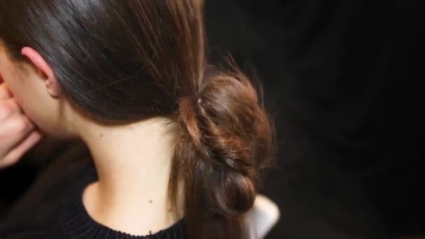 Профессиональный Парикмахер Идеально Стилизует Волосы Модели Кулисами Перед Показом Мод — стоковое видео
