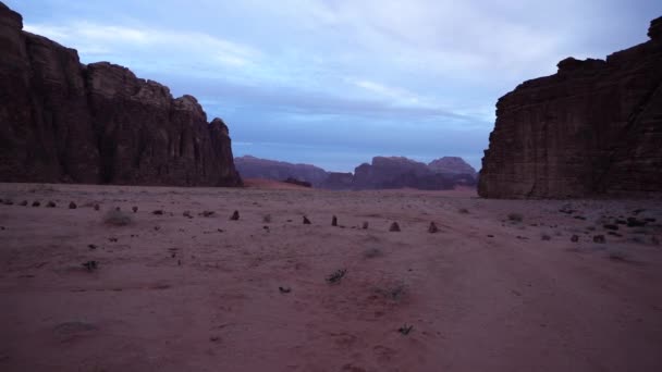 Walking Wadi Rum Desert Brzy Ráno Mraky Horami Viditelné Pozadí — Stock video