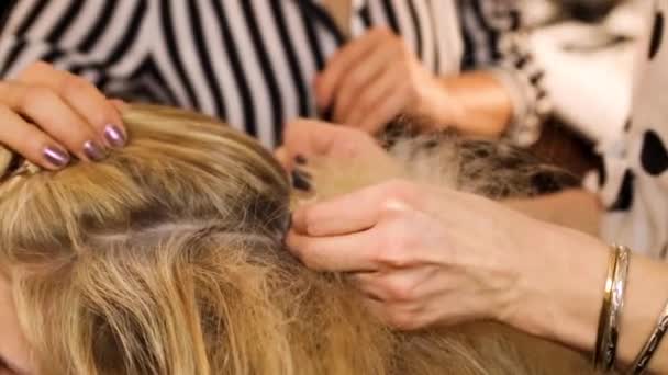 Professionelle Friseure Kämmen Haarverlängerungen Für Models Backstage Bei Einer Modenschau — Stockvideo