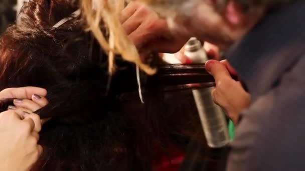 Proffesional Hairstylist Carefully Back Combing Model Hair Backstage Fashion Show — Stock Video