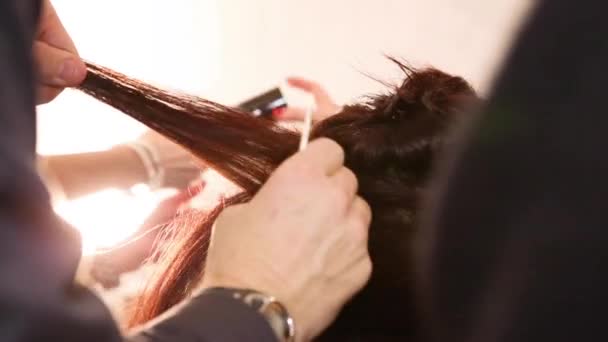 Peluquero Proffesional Cuidadosamente Peinando Cabello Modelo Detrás Del Escenario Desfile — Vídeo de stock