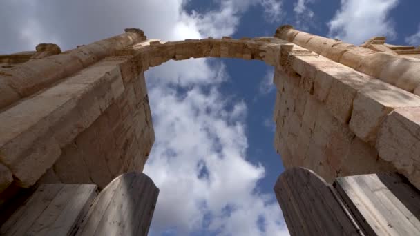 Stále Záběr Starověkých Kamenných Pilířů Kamenné Zdi Dřevěnými Branami Římských — Stock video