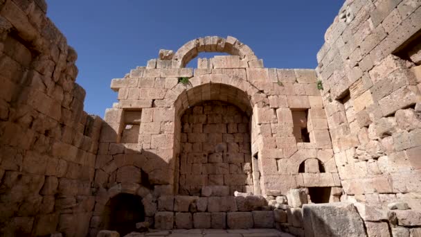 Todavía Tiro Ruinas Antigua Iglesia Piedra Con Hierba Creciendo Entre — Vídeos de Stock