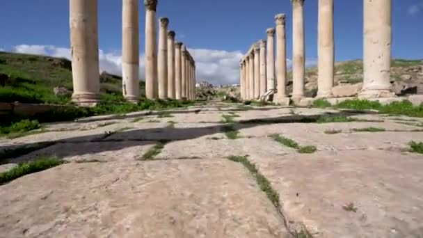 Низкий Англ Шот Каменной Тропы Хорошо Сохранившихся Коринфских Столбов Римских — стоковое видео