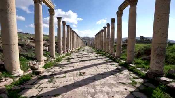 Długa Prosta Ścieżka Kamienna Dobrze Zachowanych Filarów Korynckich Rzymskich Ruinach — Wideo stockowe