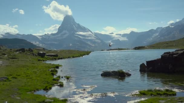 Latający Helikopter Nad Jeziorem Zermatt Szwajcaria — Wideo stockowe