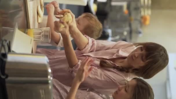 Video Vertical Orientation Mother Kneads Dough Together Her Little Children — Wideo stockowe