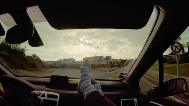 Cestující Pruhované Ponožky Palubní Desce Auta Výletě Dne — Stock video