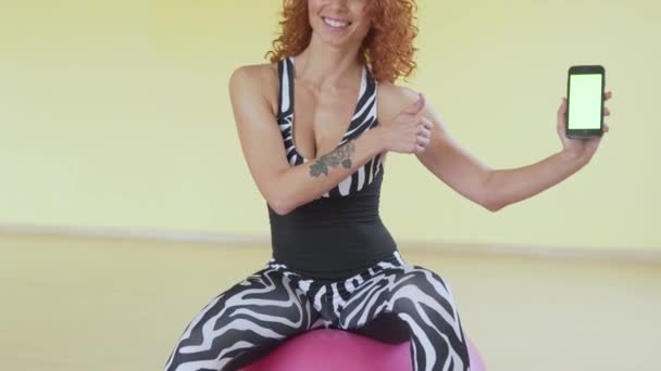 Sexy Fit Curly Red Haired Muscled Female Fitness Trainer Exercising — Stockvideo