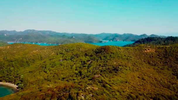 Gorgeous View Ocean Meets Land Amazing Colored Water Neat Rock — Vídeos de Stock