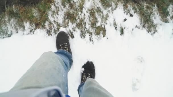 Två Upptäcktsresande Vandrar Bergstopp Snöstorm First Person View — Stockvideo