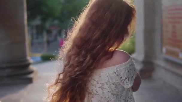 Beautiful Natural Young Girl Red Curly Hair Going Pillars Park — 图库视频影像