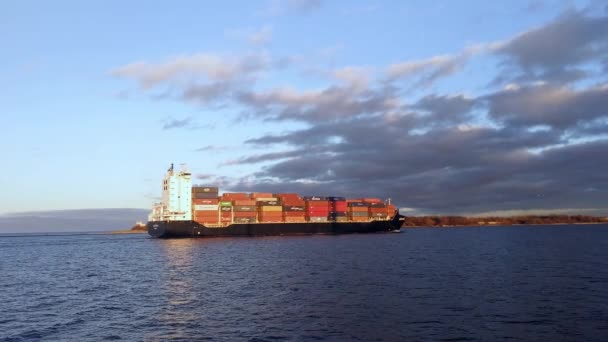 Корабль Медленно Приближается Порту Проходит Мимо Солнечный Осенний День — стоковое видео