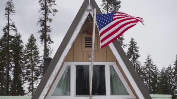 Slow Motion Shot Van Amerikaanse Vlag Zwaaiend Een Rustieke Frame — Stockvideo