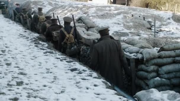 První Světová Válka Britští Vojáci Procházejí Zákopem První Linii Snow — Stock video