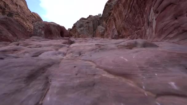 Nízký Úhel Krásné Červené Barvy Rock Cut Schody Vedoucí Hor — Stock video