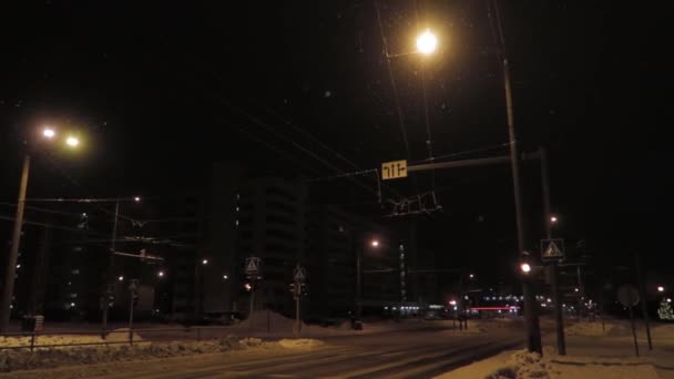 Luci Rosse Lampeggianti Notte Strada Buia Con Neve Che Cade — Video Stock